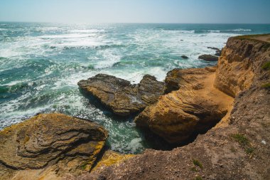 Okyanus kıyısındaki kayalık kayalıklar, kayalıklardan manzara, güzel dramatik deniz manzarası, Montana de Oro State Park, California