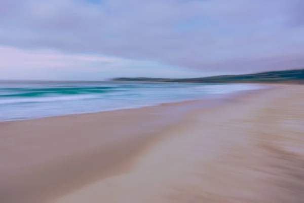 Αφηρημένη Θαλασσογραφία Μεγάλη Αμμώδης Παραλία Γαλαζοπράσινα Νερά Συννεφιασμένος Ουρανός Και — Φωτογραφία Αρχείου