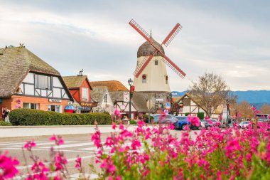Solvang, California, ABD - 8 Aralık 2022 Solvang 'da Windmill, Ana Cadde' de Tower Pizza. Mimarlık, sokak manzarası, geleneksel Danimarka tarzı, Kaliforniya 'da küçük Danimarka