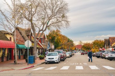 Solvang, California, ABD - 8 Aralık 2022 Solvang şehir merkezi, insanlarla dolu restoranlar, sokak manzaralı, turistler. Danimarka usulü, California 'da küçük Danimarka