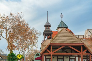 Solvang, California, ABD - 8 Aralık 2022 Solvang, sokak manzarası ve şehir hayatı. Güney Kaliforniya 'nın Santa Ynez Vadisi' ndeki şehir. Şehir geleneksel Danimarka tarzı mimarisi ile tanınıyor.
