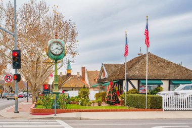 Solvang, California, ABD - 8 Aralık 2022 Solvang, Güney Kaliforniya 'nın Santa Ynez Vadisi' ndeki şehir geleneksel Danimarka tarzı mimarisi ile tanınıyor