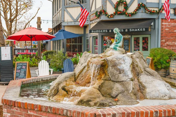 Solvang, California, ABD - 8 Aralık 2022 Solvang Denmarket Meydanı, Güney Kaliforniya 'nın Santa Ynez Vadisi' nde geleneksel Danimarka Biçimli Mimarisi ile bilinir.