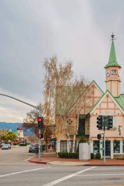 美国加利福尼亚州索尔旺 2022年12月8日 索尔旺 街道景观和城市生活 南加州的圣伊内兹山谷 这座城市以其传统的丹麦风格建筑而闻名 — 图库照片
