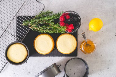 Mini peynirli kekler, ve tatlı malzemeleri mutfak masasına yakın çekim, düz uzanma