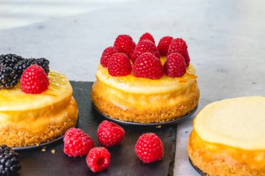 Ahududulu cheesecake. Taze böğürtlenli mini peynirli kekler.