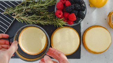 Mini peynirli kekler, ve tatlı malzemeleri mutfak masasına yakın çekim, düz uzanma