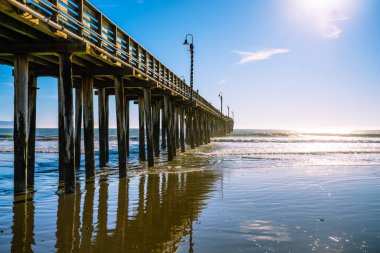 İskelenin altında. Kaliforniya 'nın merkez kıyısındaki Cayucos plajı