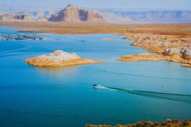 Powell Gölü 'ne bakın. Morred botlar, mavi su, ve kırmızı kayalar, Güney Utah