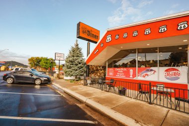 Williams, Arizona, ABD - 27 Eylül 2021 Goldies Route 66 Diner, Williams City yakınlarındaki 1960 'ların stil restoranı, sokak manzaralı