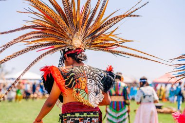 Görüşme. Tam takım giyinmiş Amerikan yerlileri. Regalia 'nın ayrıntıları yakında. Chumash Günü Toplantısı ve Kabileler Arası Toplanma.