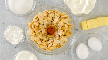 Peynirli kek tarifi için kraker kabuğu. Ev yapımı mini cheesecake hazırlama süreci, yakın çekim malzemeleri.