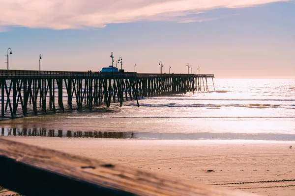 日没のピズモビーチ桟橋 カリフォルニア州ピズモビーチ市の中心部にある古い木製の桟橋中央海岸 — ストック写真