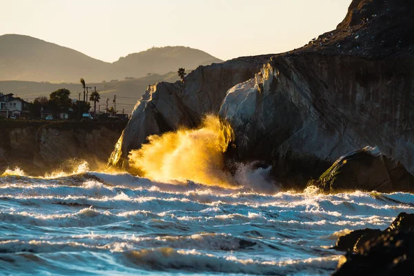 Sterke Oceaan Golf Raakt Rots Zonsondergang Tijd Pismo Beach Californië — Stockfoto