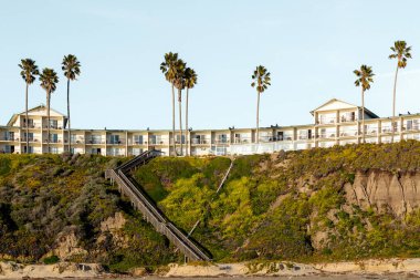 Pismo Sahili, Kaliforniya, ABD-March2, 2023. Pismo Sahili uçurumları ve California merkez sahilindeki uçurumdan birkaç adım ötede bir otel. Şık konaklamalar ve nefes kesici balkon manzarası