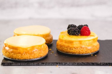 Açık gri arka planda mini peynirli kekler.