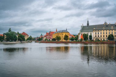 Wroclaw, Polonya. Eski şehrin tarihi merkeziydi. Tarihi simgeler, sokak manzarası, mimari, şehir hayatı. Wroclaw, Polonya - 21 Ağustos 2022