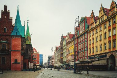 Wroclaw, Polonya. Eski şehrin tarihi merkeziydi. Tarihi simgeler, sokak manzarası, mimari, şehir hayatı. Wroclaw, Polonya - 23 Ağustos 2022
