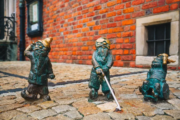 stock image The Dwarfs of Wroclaw. Dwarfsculptures lurking and hiding around every corner of the city. Wroclaw, Poland.