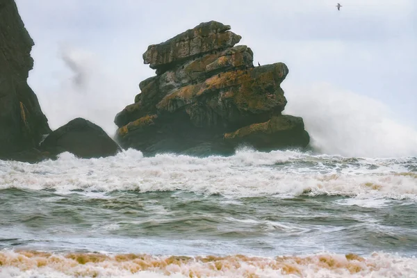 Bølger Som Brast Stein Morro Rock Midtpunktet Morro Bay California – stockfoto