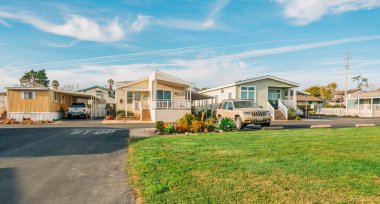 Oceano, California, ABD - 27 Mart 2023. Mobil ev parkı, yaş sınırlaması (55 +) Oceano, Kaliforniya 'da. Mimarlık, sokak manzarası