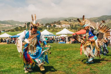 Malibu, California, ABD - 2 Nisan 2023. Chumash Günü Pow Wow ve kabileler arası toplantı. Malibu Bluffs Parkı 23. Geleneksel Chumash Günü 'nü kutluyor..