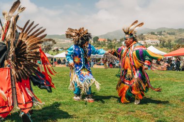 Malibu, California, ABD - 2 Nisan 2023. Chumash Günü Pow Wow ve kabileler arası toplantı. Malibu Bluffs Parkı 23. Geleneksel Chumash Günü 'nü kutluyor..