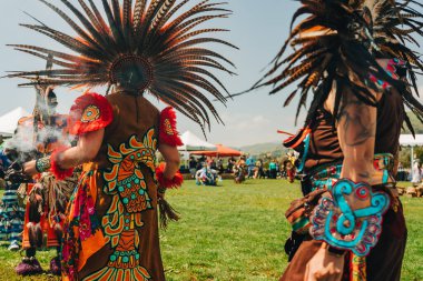 Malibu, California, ABD - 2 Nisan 2023. Chumash Günü Pow Wow ve kabileler arası toplantı. Malibu Bluffs Parkı 23. Geleneksel Chumash Günü 'nü kutluyor..