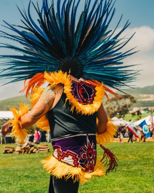 Malibu, California, ABD - 2 Nisan 2023. Chumash Günü Pow Wow ve kabileler arası toplantı. Malibu Bluffs Parkı 23. Geleneksel Chumash Günü 'nü kutluyor..