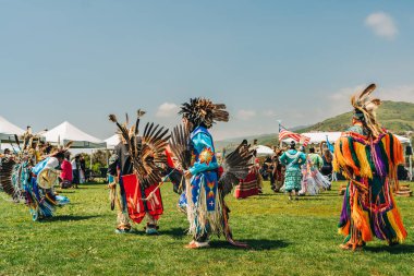 Malibu, California, ABD - 2 Nisan 2023. Chumash Günü Pow Wow ve kabileler arası toplantı. Malibu Bluffs Parkı 23. Geleneksel Chumash Günü 'nü kutluyor..