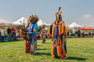 Malibu, California, ABD - 2 Nisan 2023. Chumash Günü Pow Wow ve kabileler arası toplantı. Malibu Bluffs Parkı 23. Geleneksel Chumash Günü 'nü kutluyor..