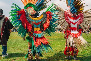 Malibu, California, ABD - 2 Nisan 2023. Chumash Günü Pow Wow ve kabileler arası toplantı. Malibu Bluffs Parkı 23. Geleneksel Chumash Günü 'nü kutluyor..