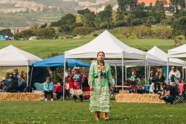 Malibu, California, ABD - 2 Nisan 2023. Chumash Günü Pow Wow ve kabileler arası toplantı. Malibu Bluffs Parkı 23. Geleneksel Chumash Günü 'nü kutluyor..