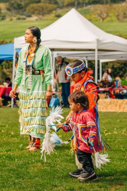 Malibu, California, ABD - 2 Nisan 2023. Chumash Günü Pow Wow ve kabileler arası toplantı. Malibu Bluffs Parkı 23. Geleneksel Chumash Günü 'nü kutluyor..