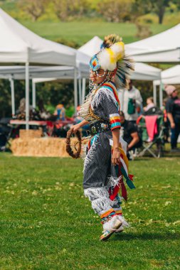 Malibu, California, ABD - 2 Nisan 2023. Chumash Günü Pow Wow ve kabileler arası toplantı. Malibu Bluffs Parkı 23. Geleneksel Chumash Günü 'nü kutluyor..