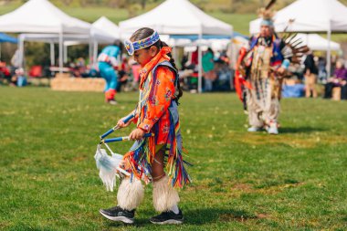 Malibu, California, ABD - 2 Nisan 2023. Chumash Günü Pow Wow ve kabileler arası toplantı. Malibu Bluffs Parkı 23. Geleneksel Chumash Günü 'nü kutluyor..
