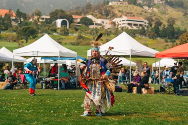 Malibu, California, ABD - 2 Nisan 2023. Chumash Günü Pow Wow ve kabileler arası toplantı. Malibu Bluffs Parkı 23. Geleneksel Chumash Günü 'nü kutluyor..