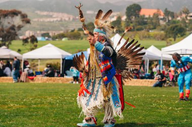 Malibu, California, ABD - 2 Nisan 2023. Chumash Günü Pow Wow ve kabileler arası toplantı. Malibu Bluffs Parkı 23. Geleneksel Chumash Günü 'nü kutluyor..