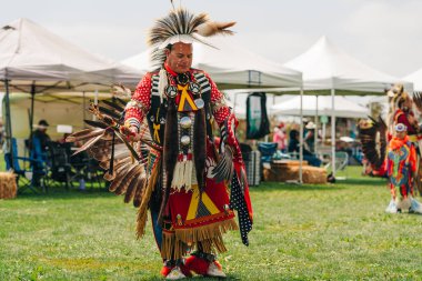 Malibu, California, ABD - 2 Nisan 2023. Chumash Günü Pow Wow ve kabileler arası toplantı. Malibu Bluffs Parkı 23. Geleneksel Chumash Günü 'nü kutluyor..