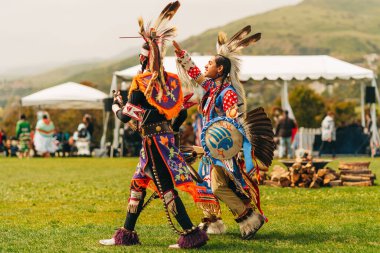Malibu, California, ABD - 2 Nisan 2023. Chumash Günü Pow Wow ve kabileler arası toplantı. Malibu Bluffs Parkı 23. Geleneksel Chumash Günü 'nü kutluyor..