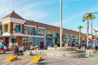 Pismo Beach, California, ABD - 6 Nisan 2023. Pismo Sahili Rıhtımı, dükkanlar, restoranlar ve dinlenen insanlar.