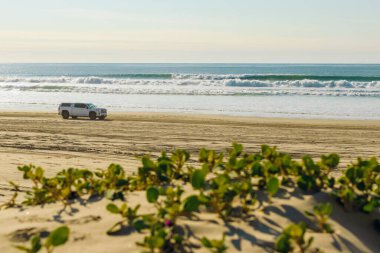 Oceano, California, ABD -14 Aralık 2022. Plajdaki arabalar. Oceano Dunes, Kaliforniya Merkez Sahili, plajda araç kullanabilen tek Kaliforniya Eyalet Parkı.