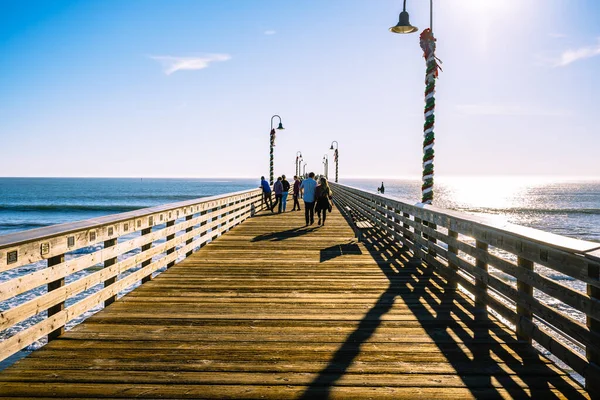 Cayucos California Usa December 2022 Long Wooden Pier Walking People — Foto de Stock