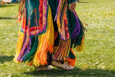 Görüşme. Amerikan yerlileri tam regalia gibi giyinmiş. Regalia 'nın yakın çekim detayları. Chumash Günü Toplantısı