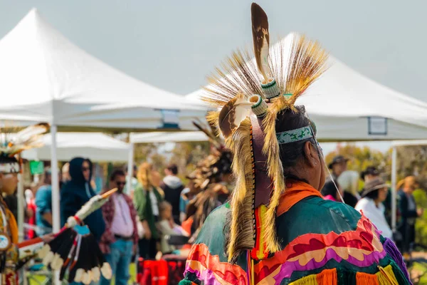 哇哦土著美国人穿着全雷加利亚的衣服 Regalia的特写细节Chumash Day Powwow — 图库照片
