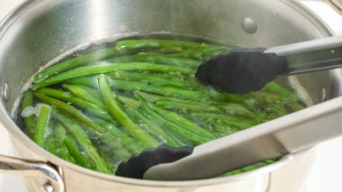 Tavada kızartılmış yeşil fasulye (Haricots Verts) tarifi. Söndürmeden önce yeşil fasulye kaynatın..