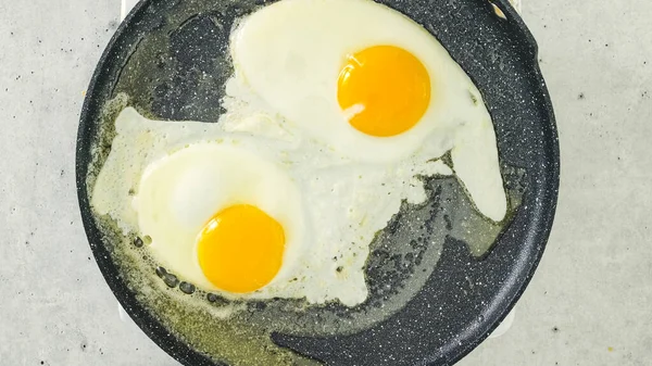 Huevos Fritos Una Sartén Caliente Vista Desde Arriba Receta Desayuno — Foto de Stock