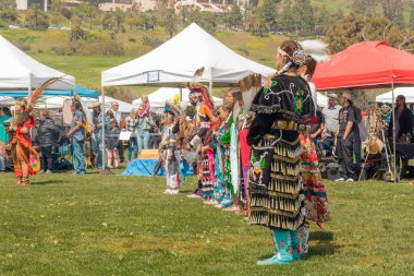 Malibu, California, ABD - 2 Nisan 2023. Chumash Günü Pow Wow ve kabileler arası toplantı. Malibu Bluffs Parkı 23. Geleneksel Chumash Günü 'nü kutluyor..