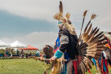 Malibu, California, ABD - 2 Nisan 2023. Chumash Günü Pow Wow ve kabileler arası toplantı. Malibu Bluffs Parkı 23. Geleneksel Chumash Günü 'nü kutluyor..