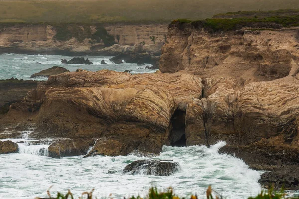 Каліфорнійський Прибережний Ландшафт Скелясті Скелі Місцеві Рослини Пляжі Штату Монтана — стокове фото